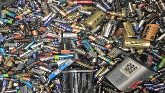 آیا ضایعات باطری برای محیط زیست و انسان خطراتی را به همراه دارد؟